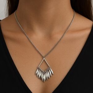 Vintage Silvertone Arrowhead Pendant Necklace 22” long